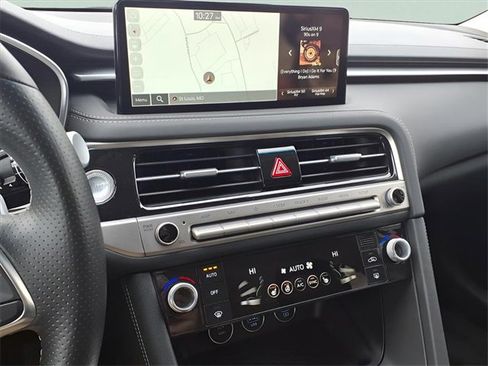 Used 2025 Genesis G70 2.5T image 11