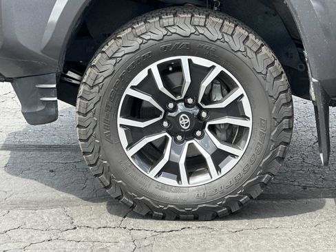 Used 2022 Toyota Tacoma TRD Sport w/ TRD Premium Sport Package AWD/4WD image 9