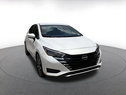 Used 2025 Nissan Versa SV FWD image 3