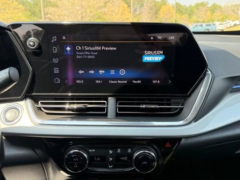 Used 2025 Chevrolet Trax LT image 19