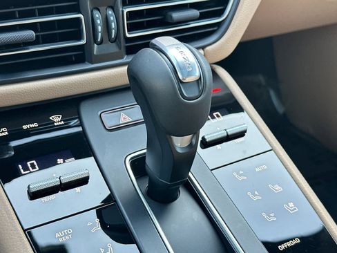 Certified 2025 Porsche Macan AWD/4WD image 24