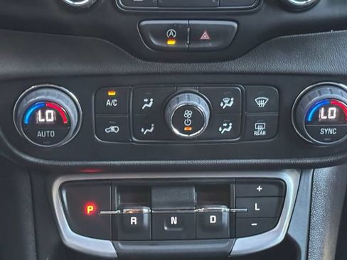 Used 2024 GMC Terrain SLT w/ Infotainment Package II FWD image 5