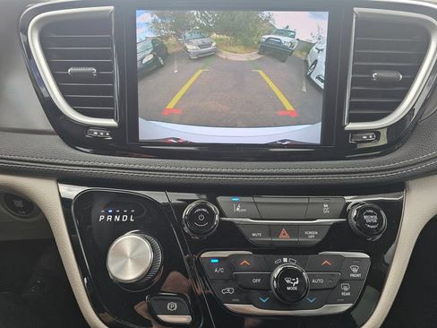 Used 2022 Chrysler Pacifica Touring-L FWD image 21