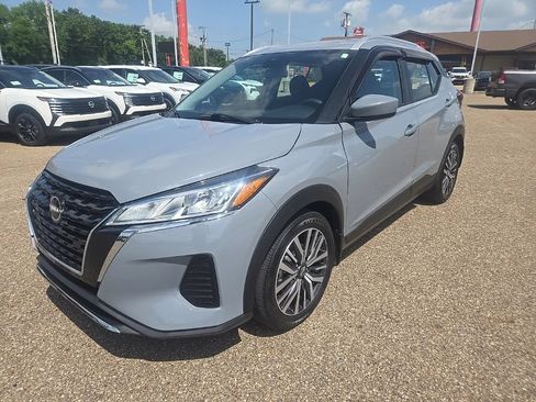 Used 2023 Nissan Kicks SV FWD image 3