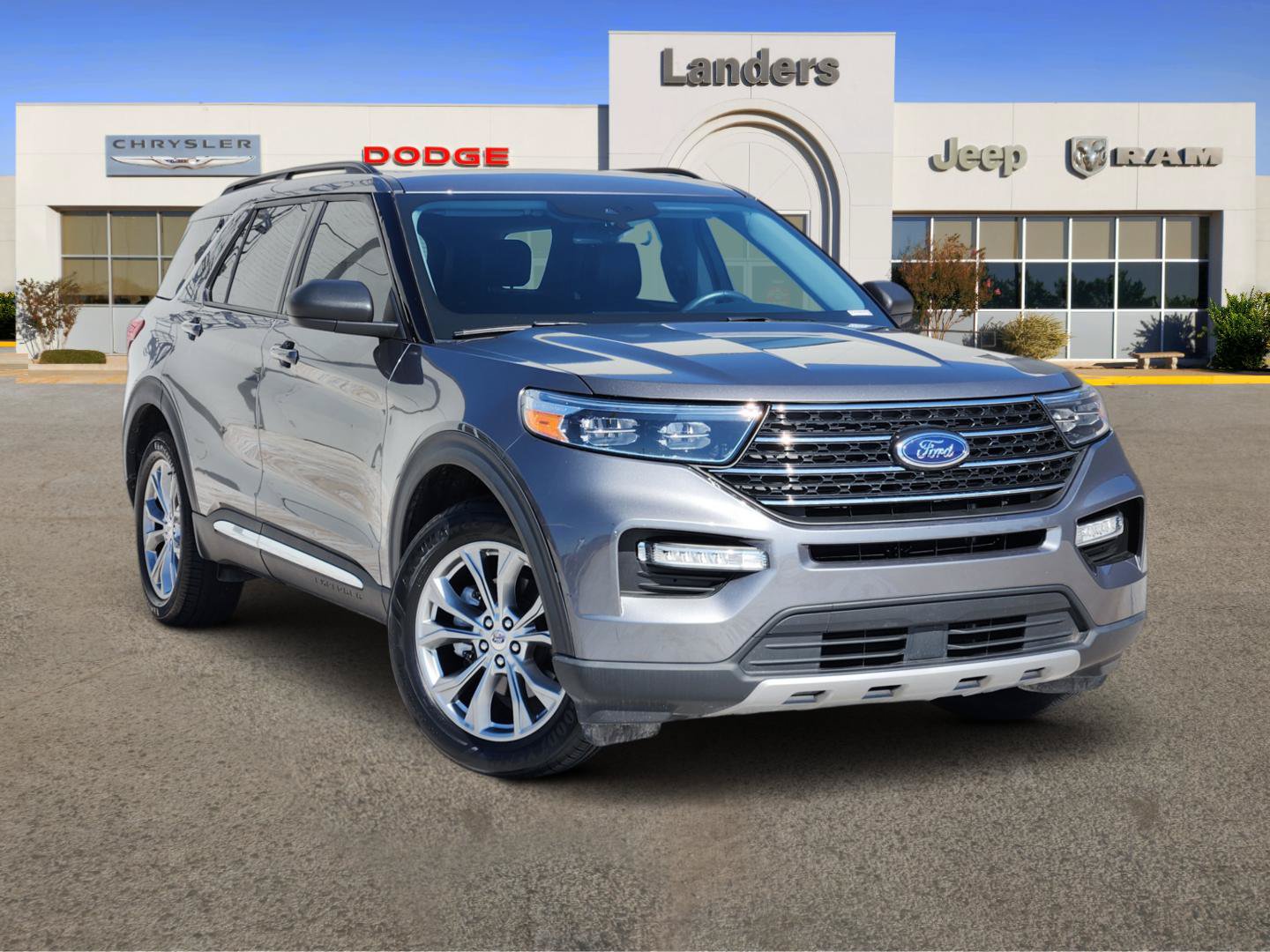 Used 2022 Ford Explorer XLT w/ Equipment Group 202A AWD/4WD image 1
