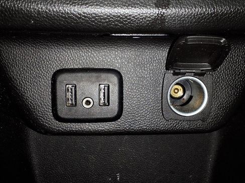 Used 2022 Chevrolet Traverse LT image 25