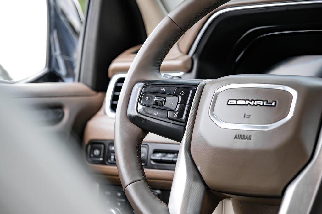 Used 2022 GMC Yukon Denali AWD/4WD image 16