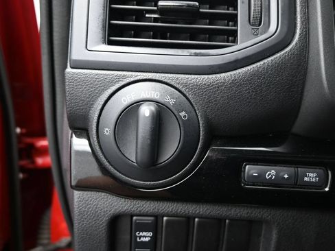 Used 2022 Nissan Titan SV RWD image 12