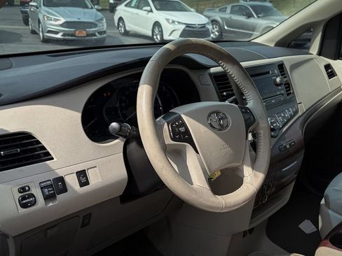 Used 2014 Toyota Sienna XLE FWD image 2