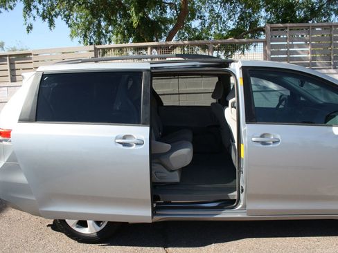 Used 2014 Toyota Sienna LE image 9