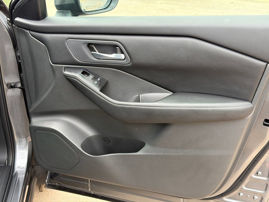Used 2026 Nissan Rogue SV FWD image 14