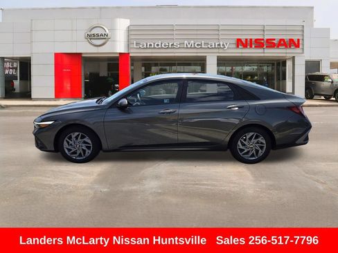 Used 2024 Hyundai Elantra SEL FWD image 9