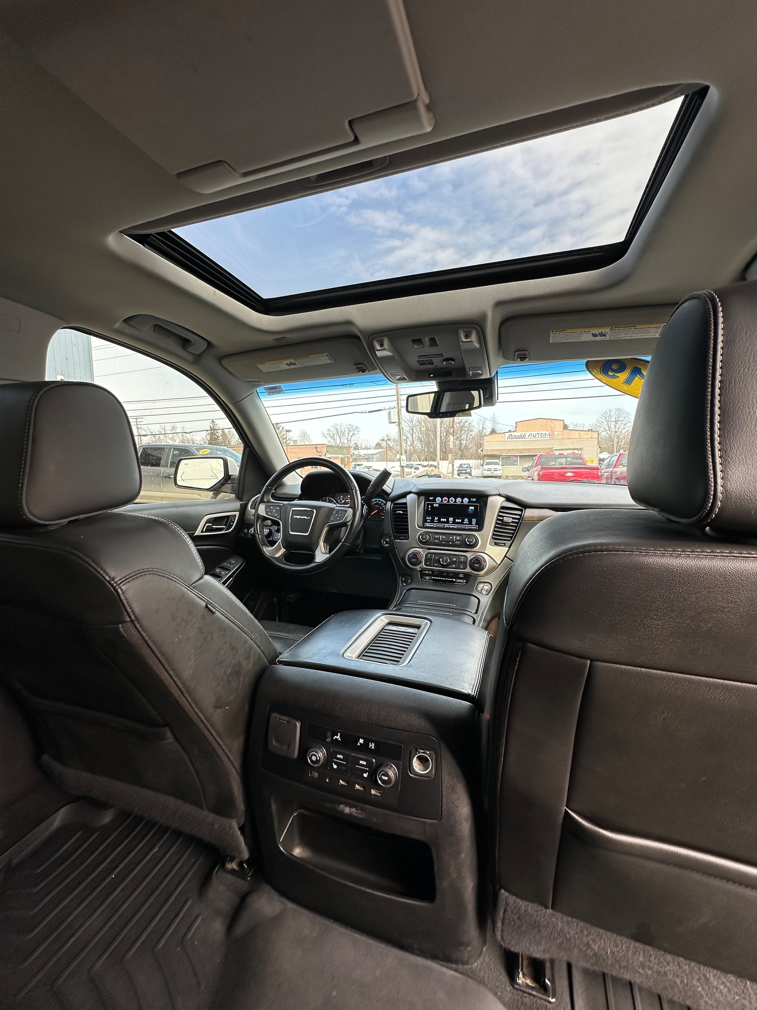 Used 2019 GMC Yukon Denali w/ Denali Ultimate Package AWD/4WD image 30