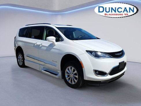 Used 2018 Chrysler Pacifica Touring-L Plus FWD image 1