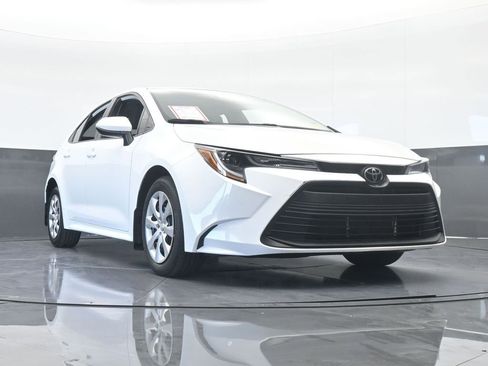 Used 2025 Toyota Corolla LE image 58