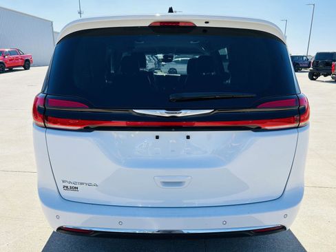 Used 2023 Chrysler Pacifica Touring-L image 38