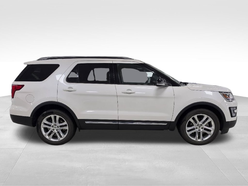 Used 2017 Ford Explorer XLT w/ Equipment Group 202A AWD/4WD image 4