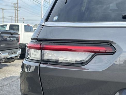 Used 2022 Jeep Grand Cherokee L Limited image 10