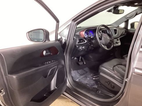 Used 2019 Chrysler Pacifica Touring-L FWD image 9