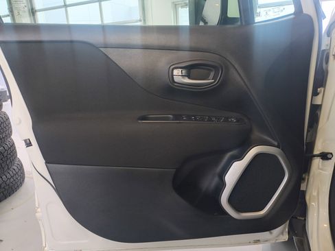 Used 2018 Jeep Renegade Latitude w/ Cold Weather Group image 21