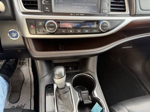 Used 2016 Toyota Highlander Limited image 19