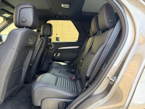 Used 2025 Land Rover Discovery Dynamic SE AWD/4WD image 13