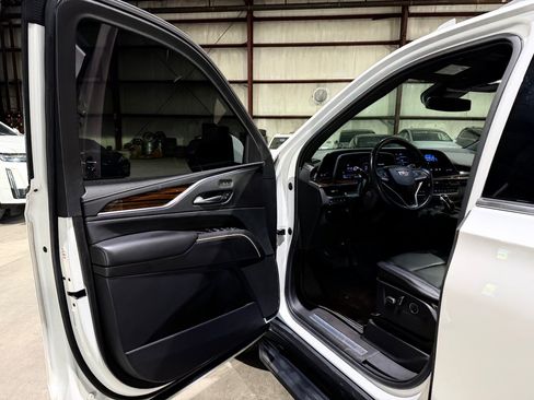 Used 2022 Cadillac Escalade Luxury AWD/4WD image 12