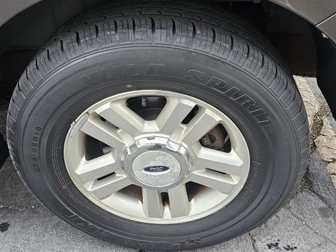 Used 2005 Ford Expedition XLT image 28