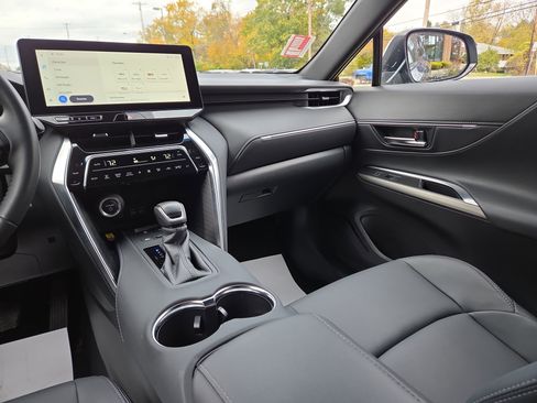 Used 2023 Toyota Venza XLE image 22