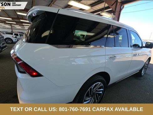 Used 2025 Lincoln Navigator Reserve AWD/4WD image 3