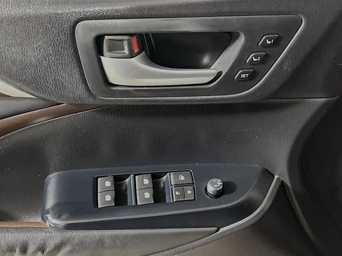 Used 2015 Toyota Highlander Limited Platinum FWD image 17