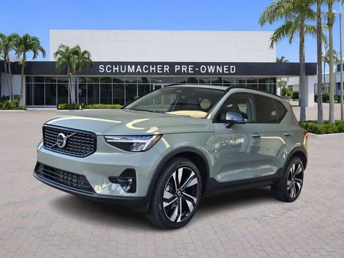 Used 2023 Volvo XC40 B5 Plus w/ Driver Assist Package image 3
