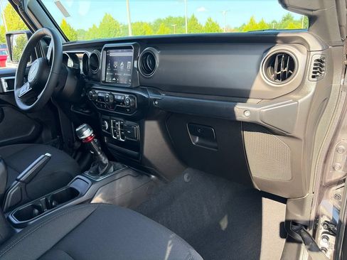 Used 2023 Jeep Gladiator Sport AWD/4WD image 11
