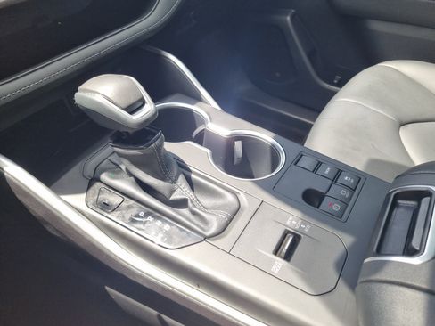 Used 2023 Toyota Highlander XLE FWD image 33