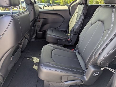 New 2026 Chrysler Pacifica Select w/ S Appearance Package FWD image 10