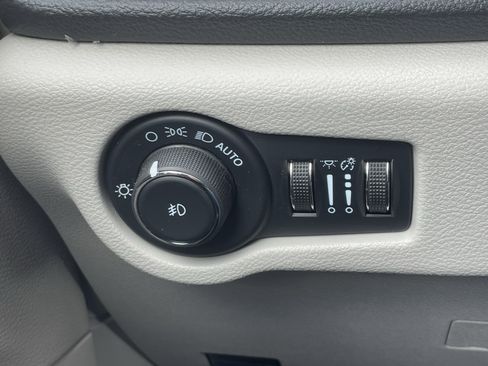 Used 2024 Chrysler Pacifica Touring-L image 33