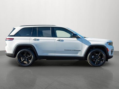 Used 2023 Jeep Grand Cherokee Limited w/ Black Appearance Package AWD/4WD image 8