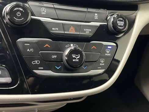 Used 2023 Chrysler Voyager LX image 21