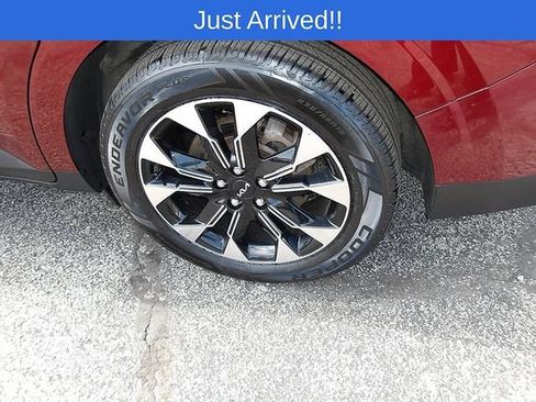 Used 2024 Kia Carnival EX FWD image 23