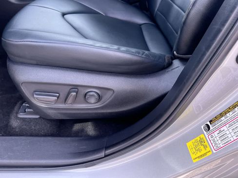 Used 2023 Toyota Highlander XLE AWD/4WD image 12