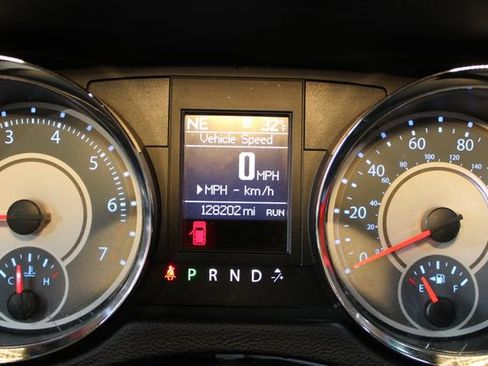 Used 2016 Chrysler Town & Country Touring w/ Driver Convenience Group image 25