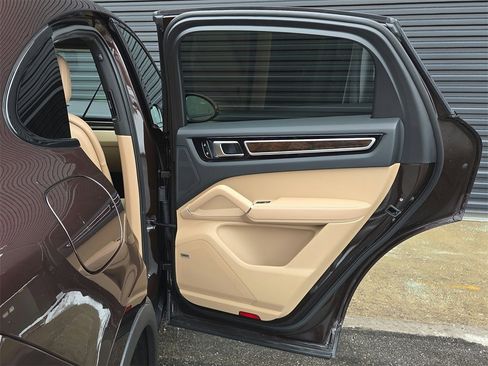 Used 2021 Porsche Cayenne Coupe image 22