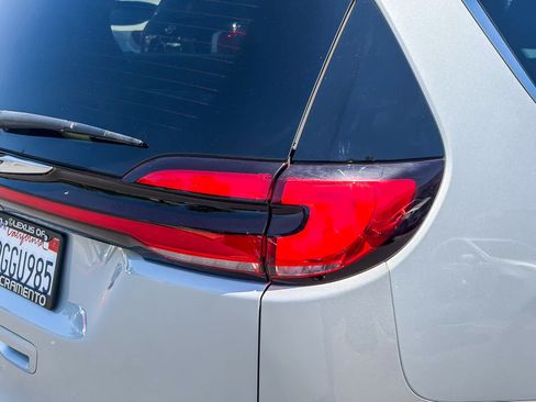 Used 2024 Chrysler Pacifica Touring-L FWD image 8