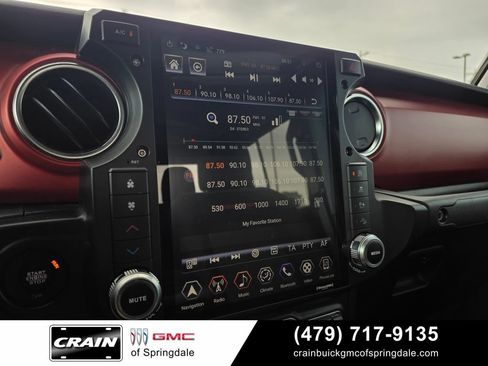Used 2023 Jeep Gladiator Rubicon w/ LED Lighting Group AWD/4WD image 15