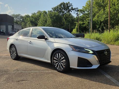 Used 2025 Nissan Altima 2.5 SV FWD image 1