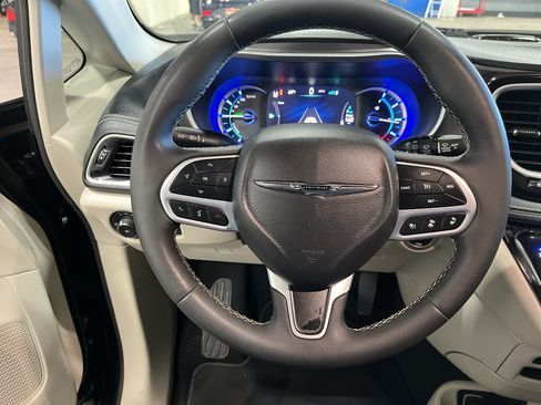 Used 2023 Chrysler Pacifica Touring-L FWD image 30