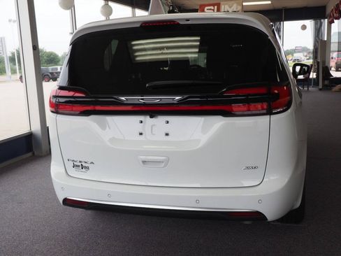 New 2027 Chrysler Pacifica Select AWD/4WD image 4