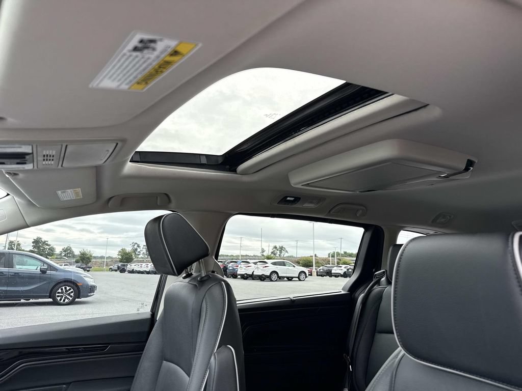 Used 2025 Honda Odyssey Touring image 4