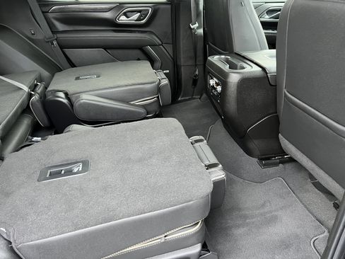 Used 2024 GMC Yukon SLT w/ SLT Luxury Package image 26