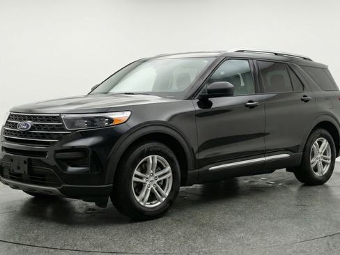 Used 2024 Ford Explorer XLT w/ Equipment Group 202A image 3